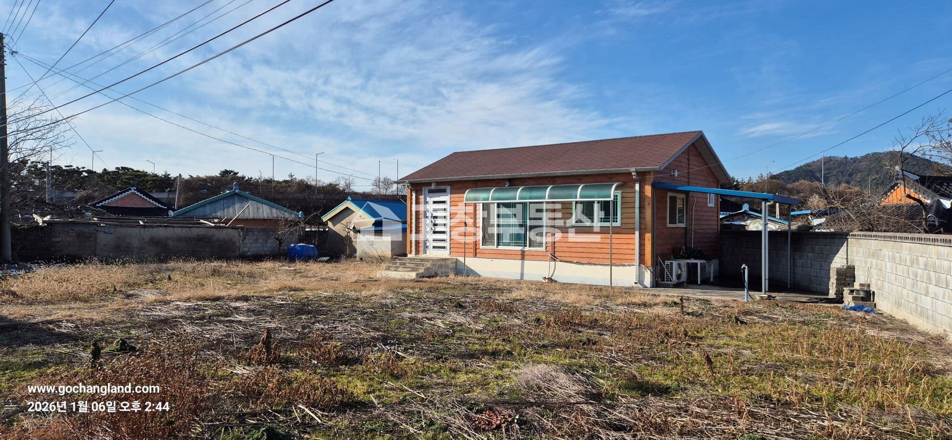 고창군 고창읍 주곡리 상평마을에 위치한 경량철골구조의 단독주택