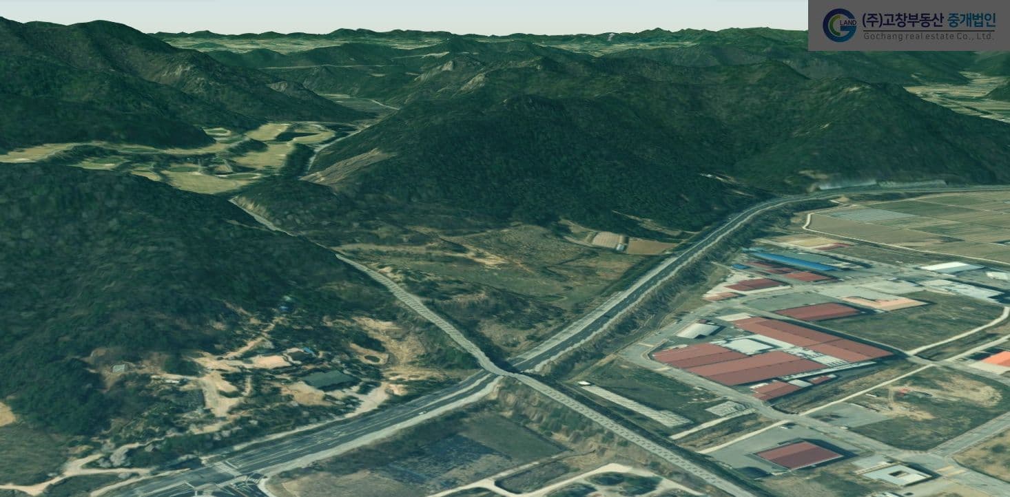 	 고창군 부안면 용산리에 위치한 넓은 면적의 임야