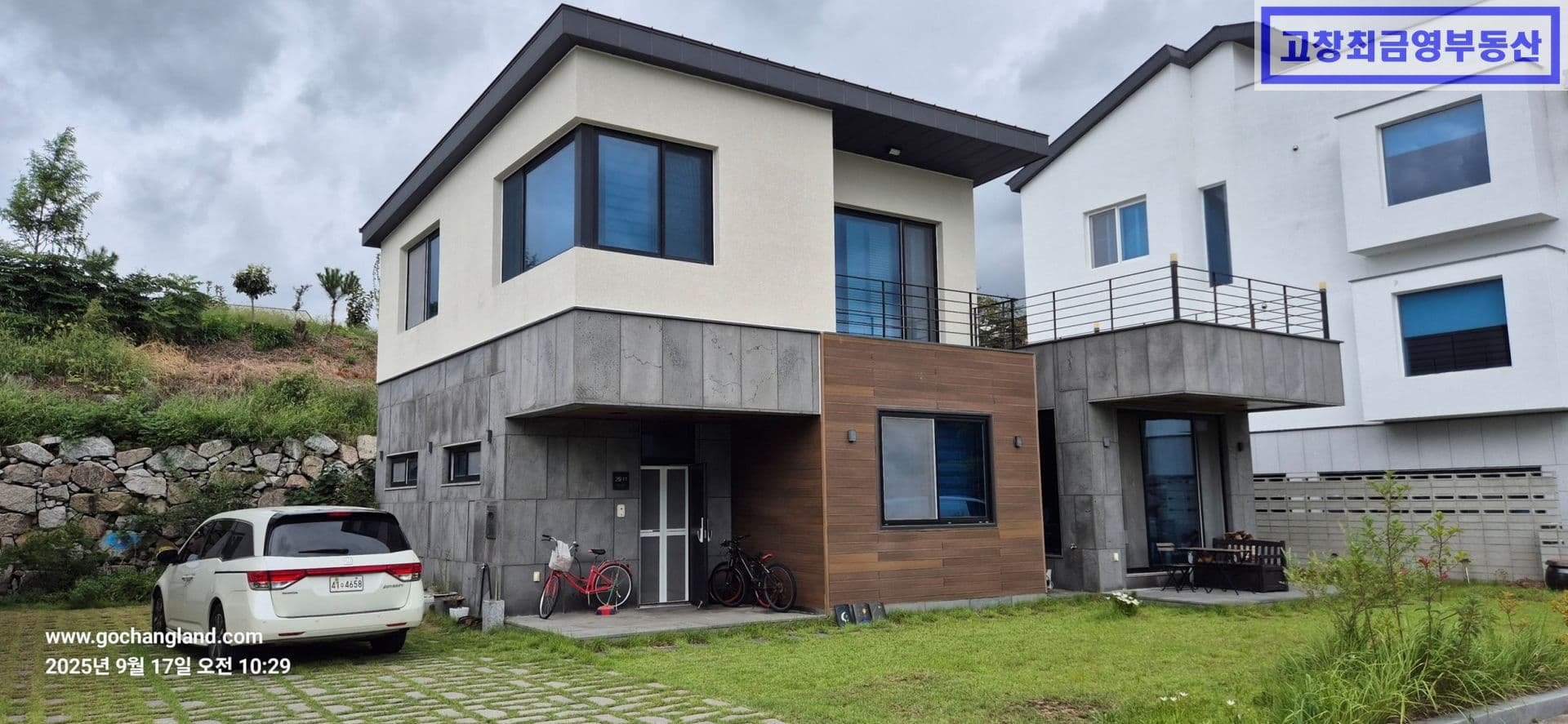 고창군 고창읍 덕정리에 위치한 지상2층의 단독주택