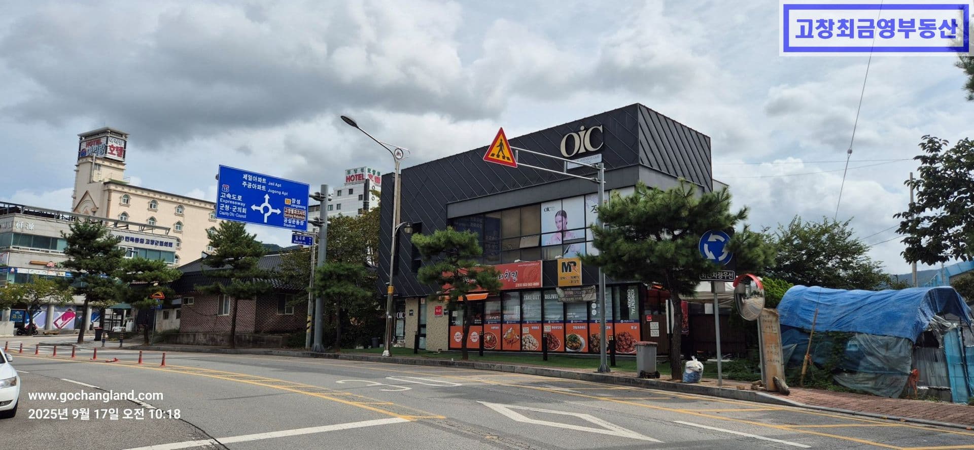 고창군 고창읍 월곡교차로 인근에 위치한 지상2층의 임대수익용 상가건물 2